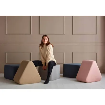 Innovation kolmnurkne tumba Pouf Phobos mocha