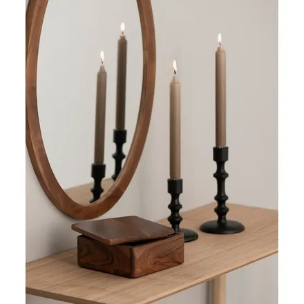 Antiikküünlahoidja Fanni K Tuli must