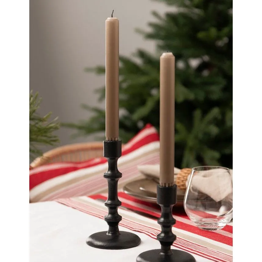 Antiikküünlahoidja Fanni K Tuli must